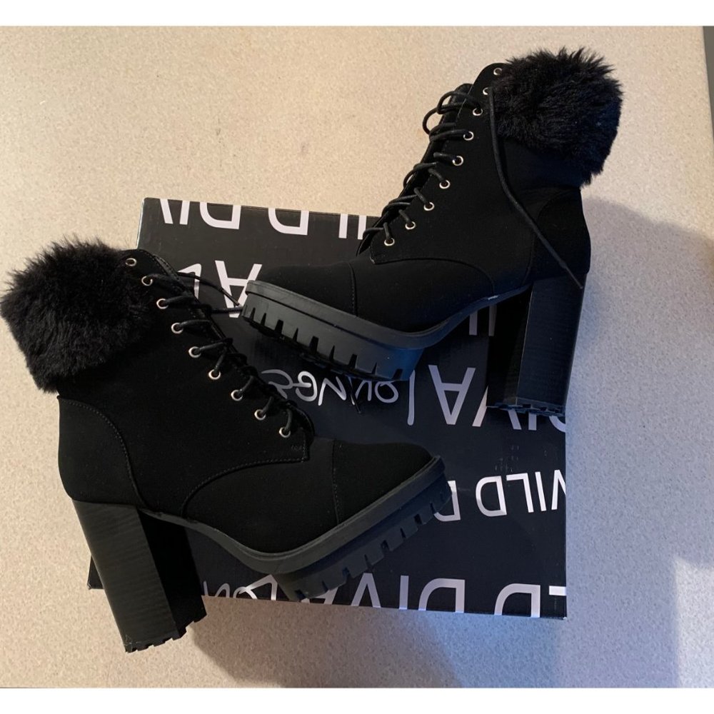 Wild Diva Lounge Suede Ankle Boots With Fur Around The Ankle--Black
